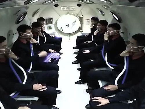 穿制服的人吃瓜