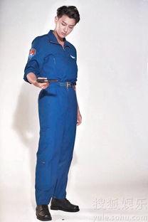 穿制服的人吃瓜