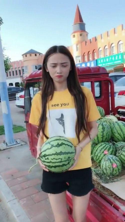 全网吃瓜吊带姐,吃瓜吊带姐引发网络狂欢