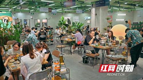 邵阳大汉吃瓜事件,一场网络热议的街头奇观