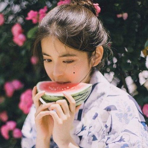 吃货吃瓜女孩图片大全