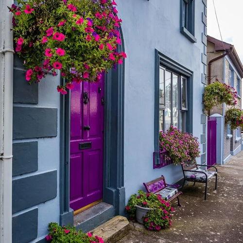 街道窗台吃瓜,瓜香四溢的夏日时光