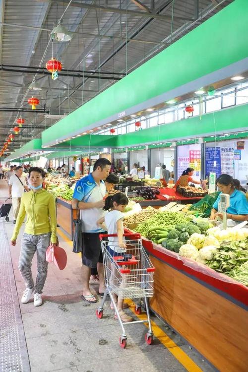 街道窗台吃瓜,瓜香四溢的夏日时光