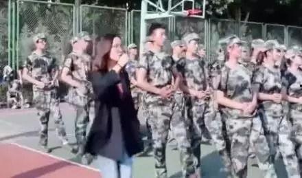 女孩军训表演视频吃瓜,吃瓜群众直呼“军花”养成记