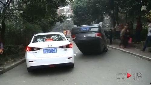 吃瓜踢自己车