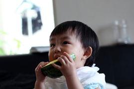 一个男人给女孩发吃瓜