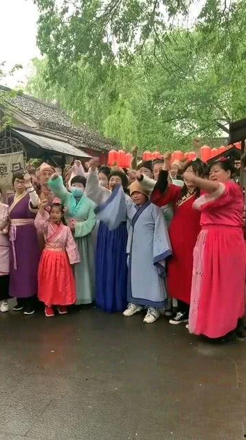 吃瓜群众上台表演,舞台绽放独特风采